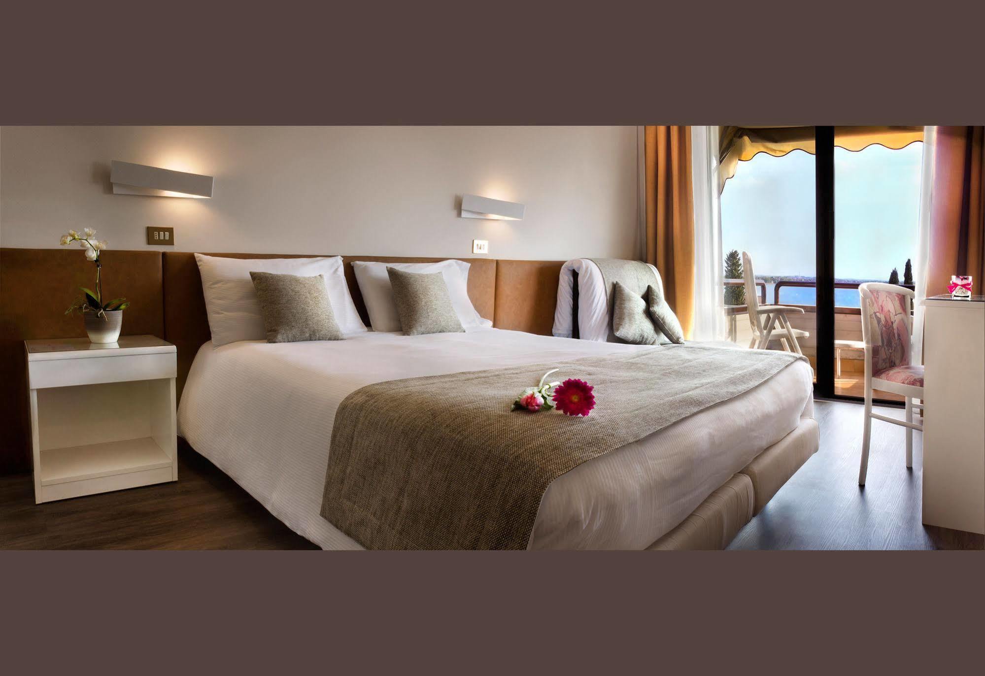 Hotel Desiree - Garda Lake Collection Sirmione Exterior photo